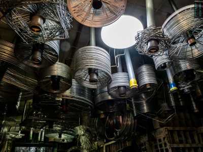 Alzando lo sguardo al soffitto, rimaniamo poi stupefatti dalla presenza di paralumi e �scheletri� ferrosi di ogni dimensione...